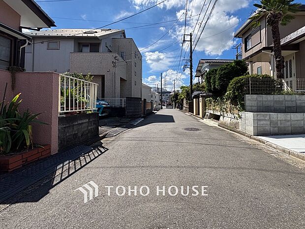 前面道路含む現地写真『快適』は「家」と「街」と「環境」が調和した時に訪れるだと改めて感じさせてくれます。