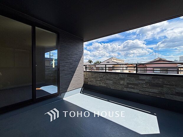 奥行きのゆったりとしたバルコニー。洗濯もはかどります。