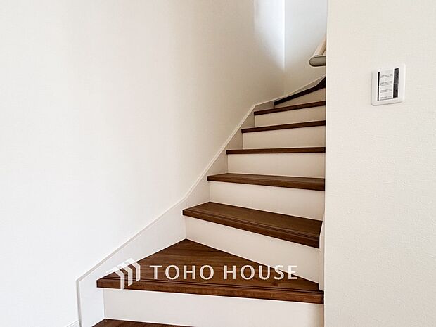 各フロアを結ぶ階段。集いの空間と一人の時間を楽しむプライベートルームをバランスよく繋いでいます。