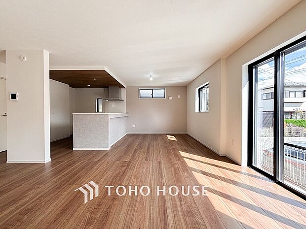 対面式キッチンのあるLDKで家族の会話が弾みます。