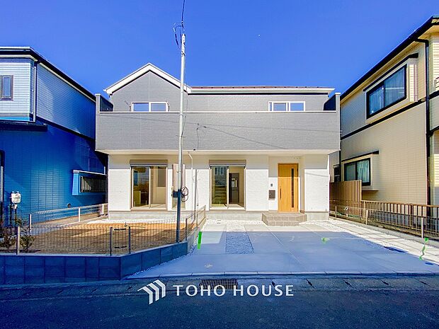 住む人や訪れる人やさしくエスコートする玄関アプローチ。