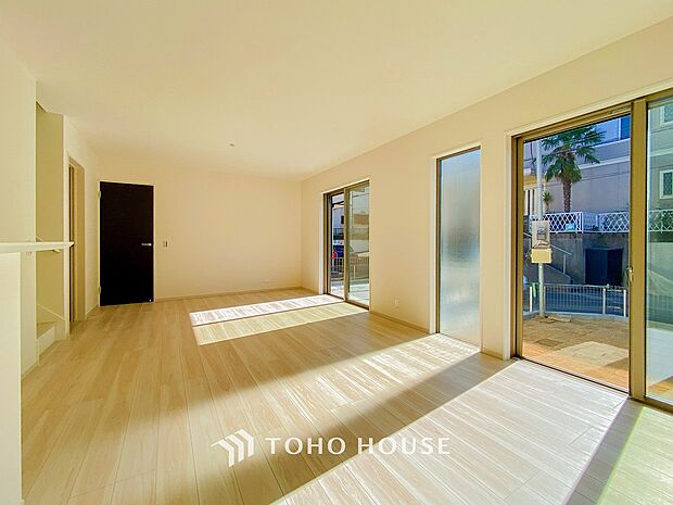 明るく開放的な空間が広がるLDK。室内には豊かな陽光が注ぎ込み、爽やかな住空間を演出。