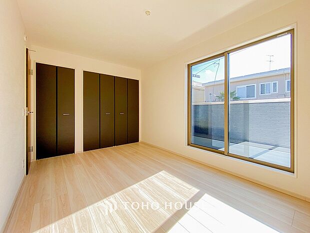 一日の疲れをいやしてくれる主寝室。自分時間を快適に過ごすプライベートルーム。