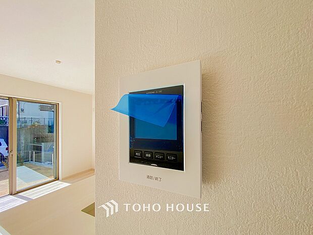 誰が来てもわかる様にモニター付きインターホンを設置。快適と安らぎを合わせた優しい設計。