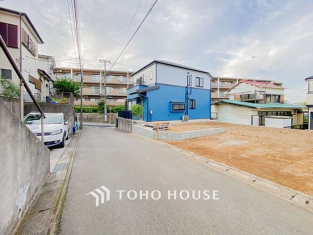 前面道路含む現地写真『快適』は「家」と「街」と「環境」が調和した時に訪れるだと改めて感じさせてくれます。