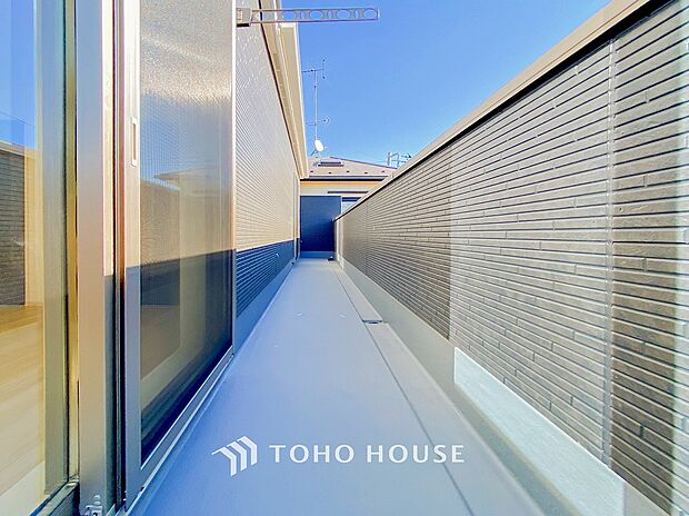 暮らしの中で光と風を演出してくれるバルコニー。