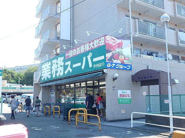 お手ごろ価格の商品が揃い、家計に優しいスーパーです。プロの方はもちろん一般のお客様もお買物できます。