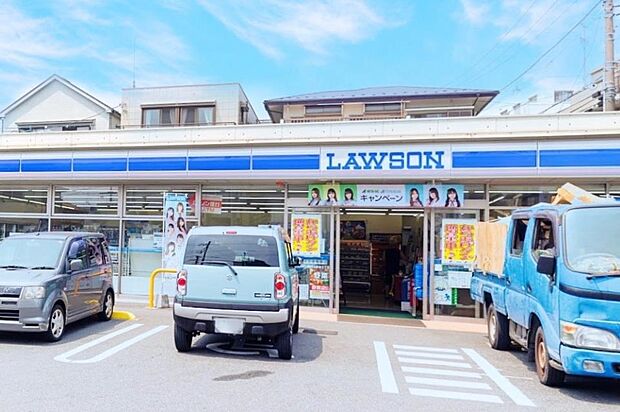 24時間営業。お弁当やお惣菜、パンなどをはじめ、生活用品、お酒、たばこなども取り揃えています。