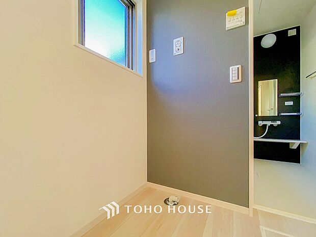 洗濯機を配置しても十分なスペースを確保しております。