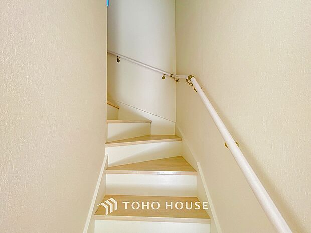 各フロアを結ぶ階段。集いの空間と一人の時間を楽しむプライベートルームをバランスよく繋いでいます。