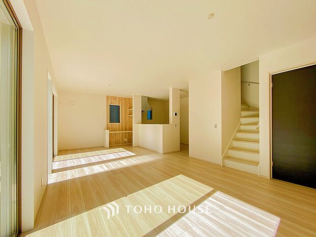 爽やかな色合いのフローリングと清潔感の溢れるクロスが明るい空間を創り出しているリビングダイニング。