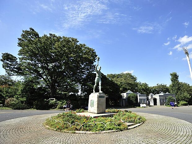 野球場やテニスコートなどの施設やお子様が遊べる遊具のある広場もあります。