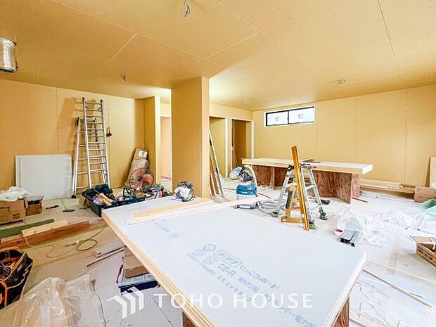 やわらかな陽射しがふりそそぎ、室内に開放感と爽快感をもたらします。