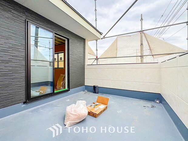 暮らしの中で光と風を演出してくれるバルコニー。