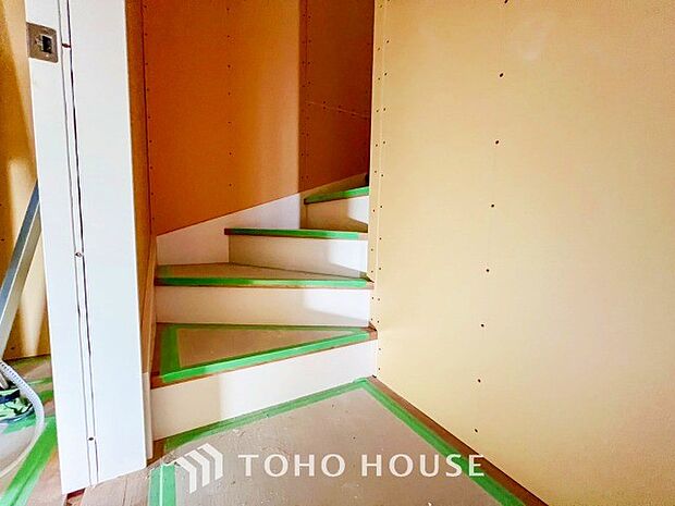 パブリックゾーンとプライベートゾーンを繋ぐ階段。