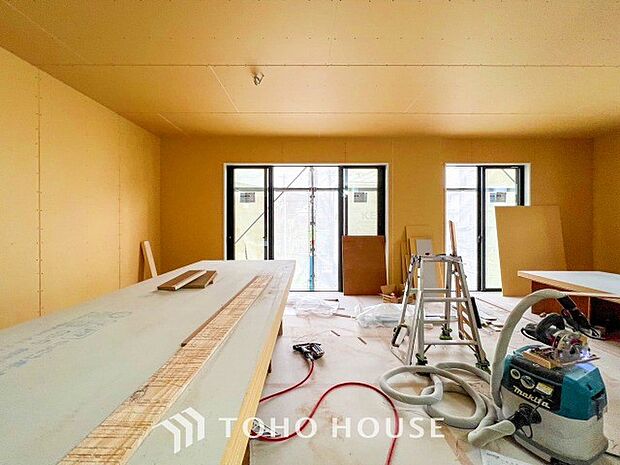 あたたかい日差しがたっぷり降り注ぐLDKは自然と家族の顔があかるい笑顔に。