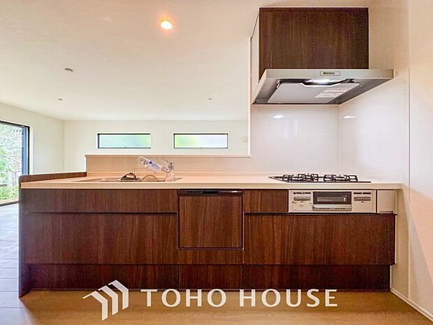 お手入れのしやすいすっきりしたシステムキッチンを採用しました。