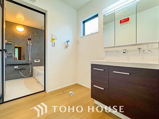 清潔感のあるプライベート空間は、身だしなみチェックや肌のお手入れに最適です。