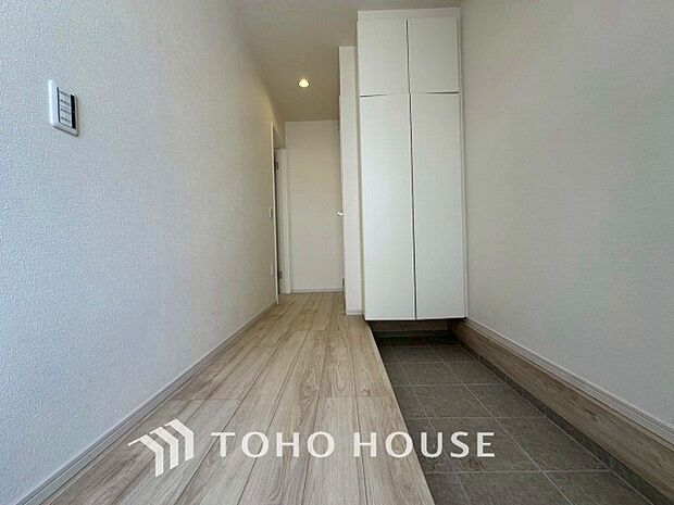 居住者の帰り、訪れる方を優しく迎えてくれる開放感のある玄関。