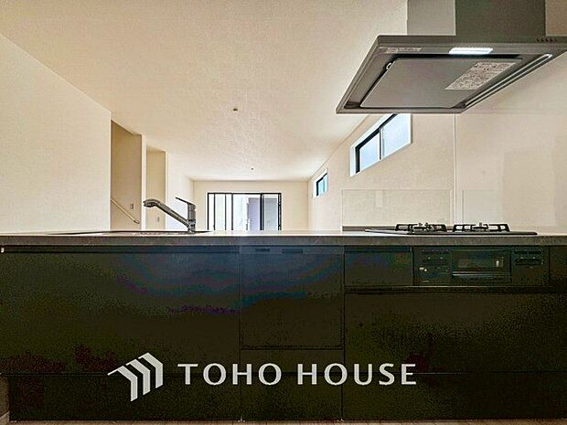 機能的で使い勝手のよさそうなキッチン。明るく清潔感があります。