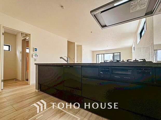 お手入れのしやすいすっきりしたシステムキッチンを採用しました。