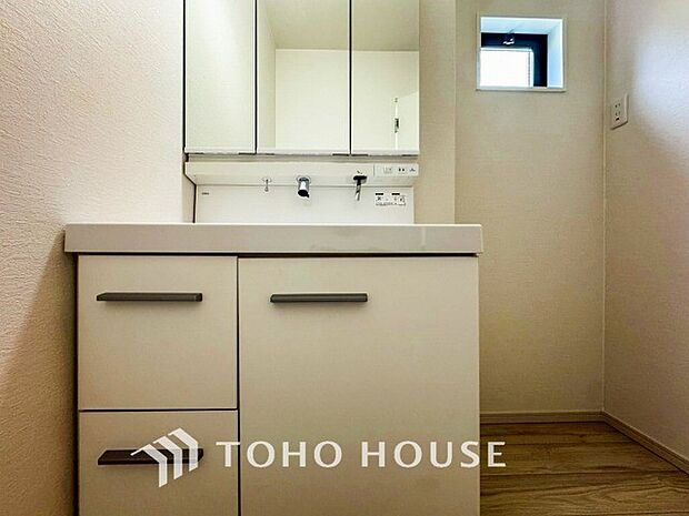 洗面台・洗面所十分な大きさの洗面台は、朝の慌ただしい時間でも余裕とゆとりを感じて頂けます。