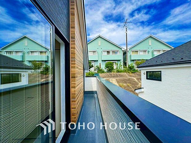 暮らしの中で光と風を演出してくれるバルコニー。