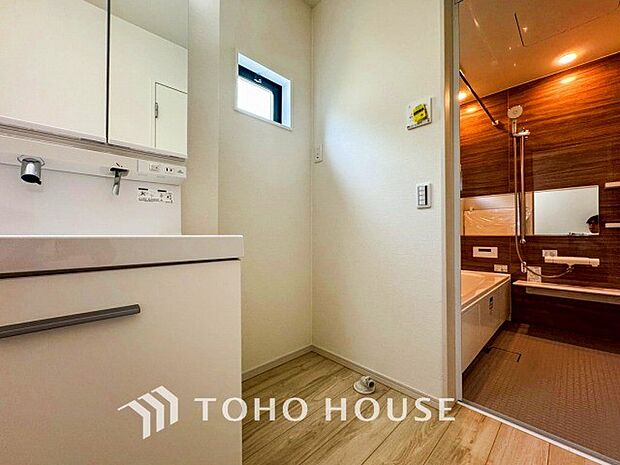 清潔感のあるプライベート空間は、身だしなみチェックや肌のお手入れに最適です。