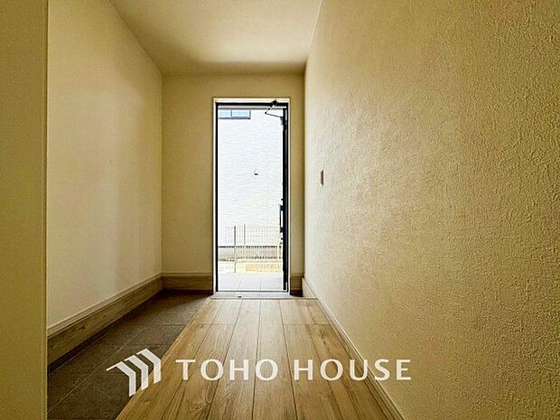 やわらかな陽射しがふりそそぎ、ゆったりした時間が流れる室内。