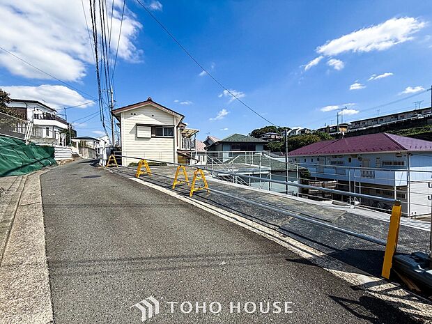 落ち着きのある閑静な住宅街に佇む邸宅。きっとここからご家族のかけがえのない想い出が作られることでしょう。