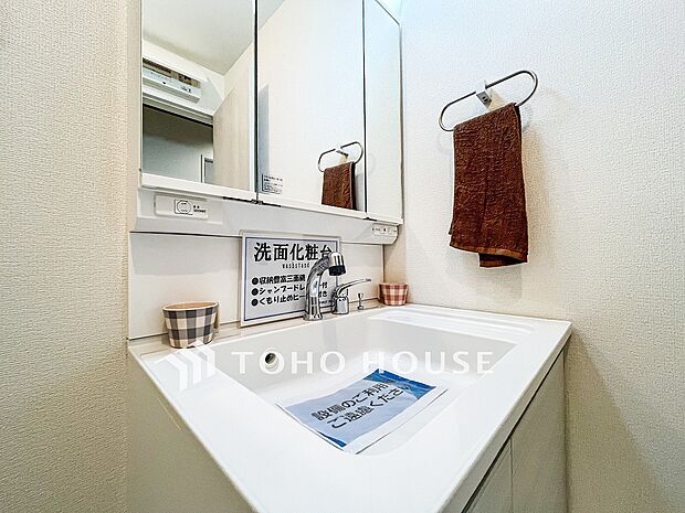 洗面台・洗面所パウダールームはナチュラルな雰囲気で清潔な印象。