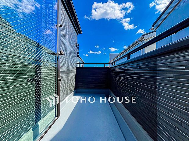 暮らしの中で光と風を演出してくれるバルコニー。