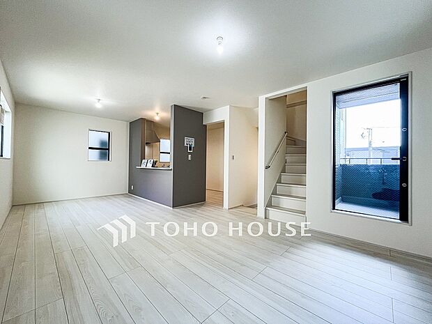 やわらかな陽射しがふりそそぎ、ゆったりした時間が流れる室内。