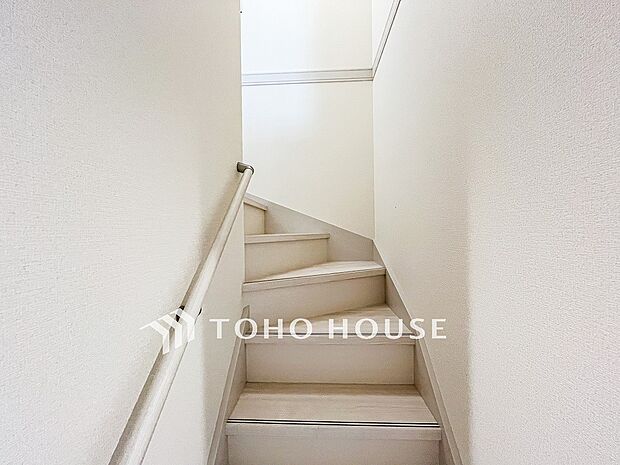 パブリックゾーンとプライベートゾーン繋ぐ階段。豊かな陽光が注ぎ込み、爽やかな住空間を演出。