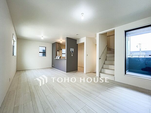 光と風があふれる開放的なリビングダイニングには自然と家族みんなが集まってきます。