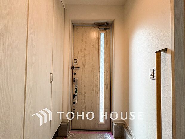 居住者の帰り、訪れる方を優しく迎えてくれる開放感のある玄関。