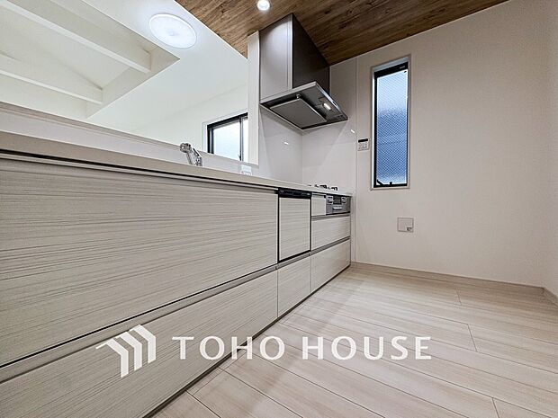 お手入れのしやすいすっきりしたシステムキッチンを採用しました。