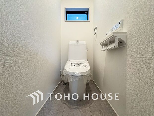 換気と明るさに配慮した清潔感溢れるトイレ。落ち着いた空間で安らぎのひとときをお過ごしいただけます。