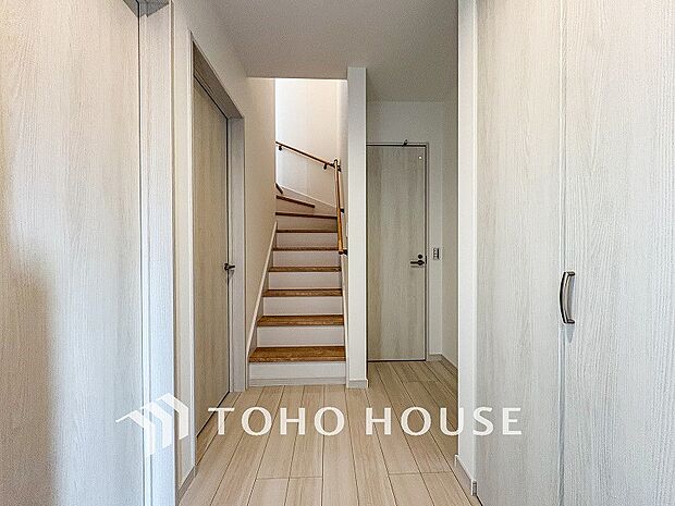 上質感漂う廊下。居住者の帰り、訪れる方を優しく迎える・安らぎに満ちた生活空間を予感させる。