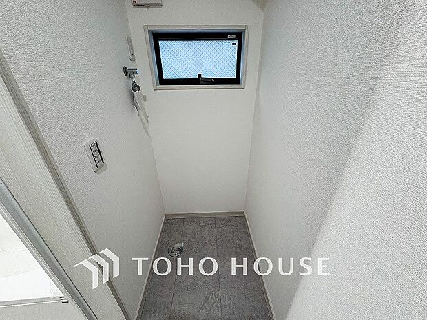 洗濯機を配置しても十分なスペースを確保しております。