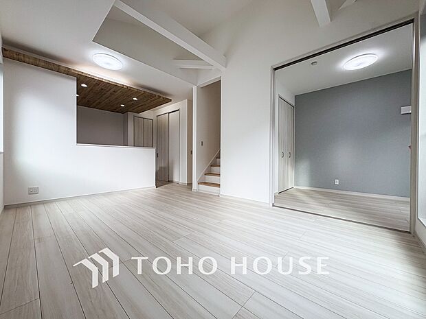 忙しい朝でも、しっかり家族が揃って食事をして頂けるゆとりある大きさのダイニングスペース。