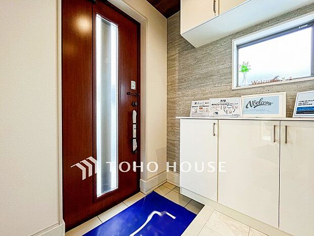 上質感漂う玄関と廊下。居住者の帰り、訪れる方を優しく迎えてくれます。