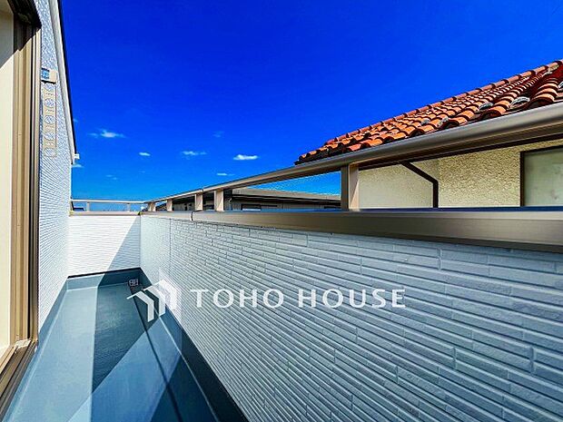 空を近くに、心地よい風を肌で感じることのできるバルコニー。