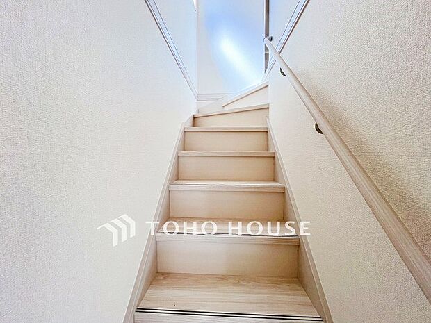 各フロアを結ぶ階段。集いの空間と一人の時間を楽しむプライベートルームをバランスよく繋いでいます。