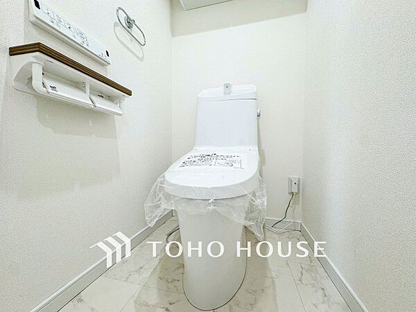 トイレはシンプルにホワイトで統一した温水洗浄付です。