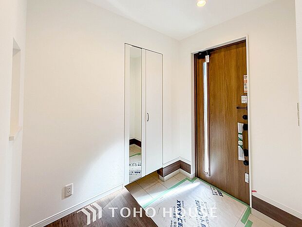 明るくコントラストのある、開放感と清潔感を兼ね備えた玄関。