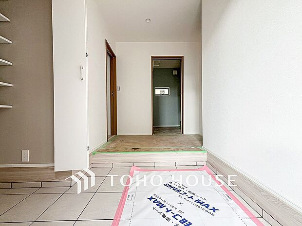 清潔感溢れる玄関がお出迎えする本邸宅の物語は、ここから始まる日常を期待させます。