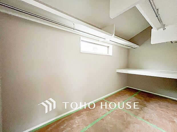 衣類だけでなく大きな荷物も収納でき、お部屋がすっきりします。