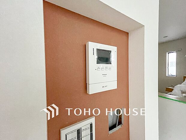 誰が来てもわかる様にモニター付きインターホンを設置。快適と安らぎを合わせた優しい設計。