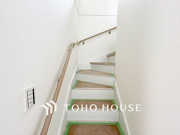 パブリックゾーンとプライベートゾーン繋ぐ階段。豊かな陽光が注ぎ込み、爽やかな住空間を演出。